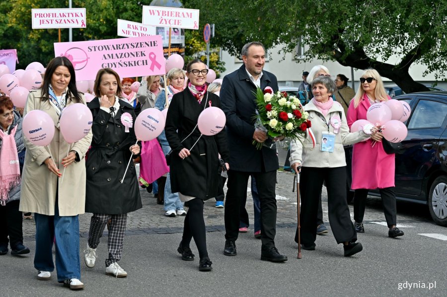 Od lewej: wiceprzewodnicząca Rady Miasta Gdyni Mariola Śrubarczyk-Cichowska, radna Gdyni Larysa Kramin, posłanka Wioleta Tomczak, wiceprezydent Gdyni Tomasz Augustyniak, Janina Łojba &ndash; prezes Stowarzyszenia Amazonek Gdyńskich i Bożena Zglińska &ndash; dyrektorka Centrum Aktywności Seniora podczas Marszu R&oacute;żowej Wstążki 