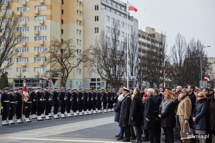 Uroczystości oficjalne pod pomnikiem Polski Morskiej z okazji 93. rocznicy nadania praw miejskich, fot. Dawid Linkowski