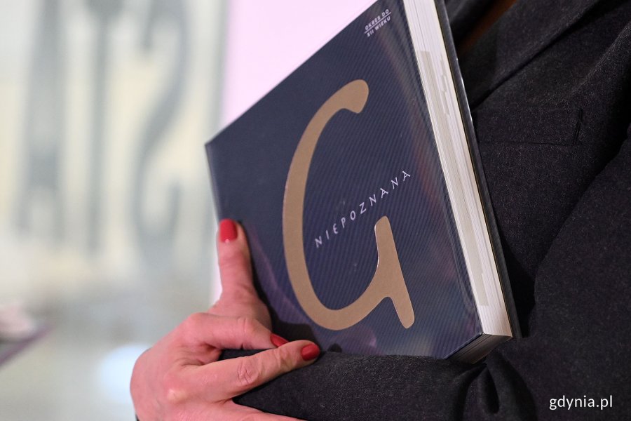 Wystawa „Odkryj w Gdyni nieoczywiste. Pradzieje”. Publikacja „Niepoznana. Gdynia i okolice do XII wieku”. Fot. Michał Puszczewicz