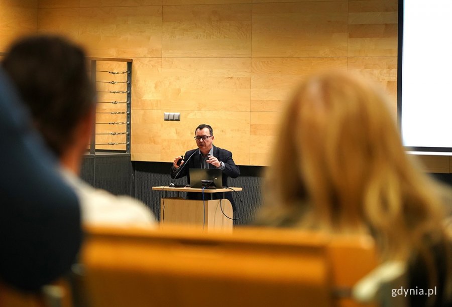 na zdjęciu scena z wykład, na sali osoby dorosłe