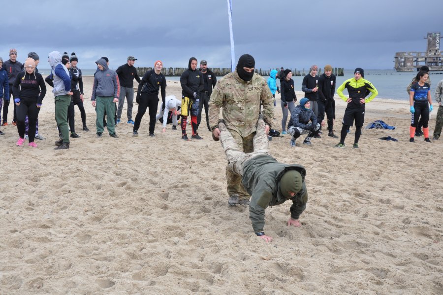 Trenowali na plaży w słusznej sprawie