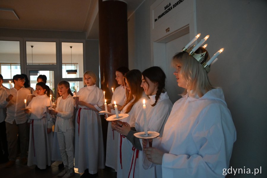 Uczniowie śpiewają szwedzkie pieśni// fot. Karolina Szypelt