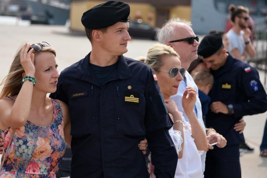 Załogę na nabrzeżu żegnały rodziny, fot. materiały prasowe