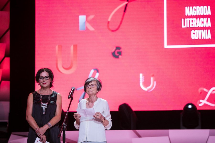 Agata Bielik-Robson i Małgorzata Łukasiewicz przemawiające na scenie podczas uroczystej gali Nagrody Literackiej Gdynia 2018 (fot. Karol Stańczak)
