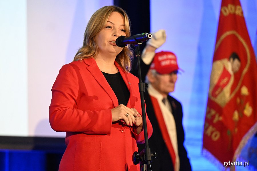 Uroczystość wręczenia odznak honorowych w Sali Koncertowej Portu Gdynia w ramach gdyńskich obchodów 45. rocznicy zakończenia strajków i podpisania porozumień sierpniowych. Przemawia wiceprezydentka Gdyni Oktawia Gorzeńska (fot. Michał Puszczewicz)