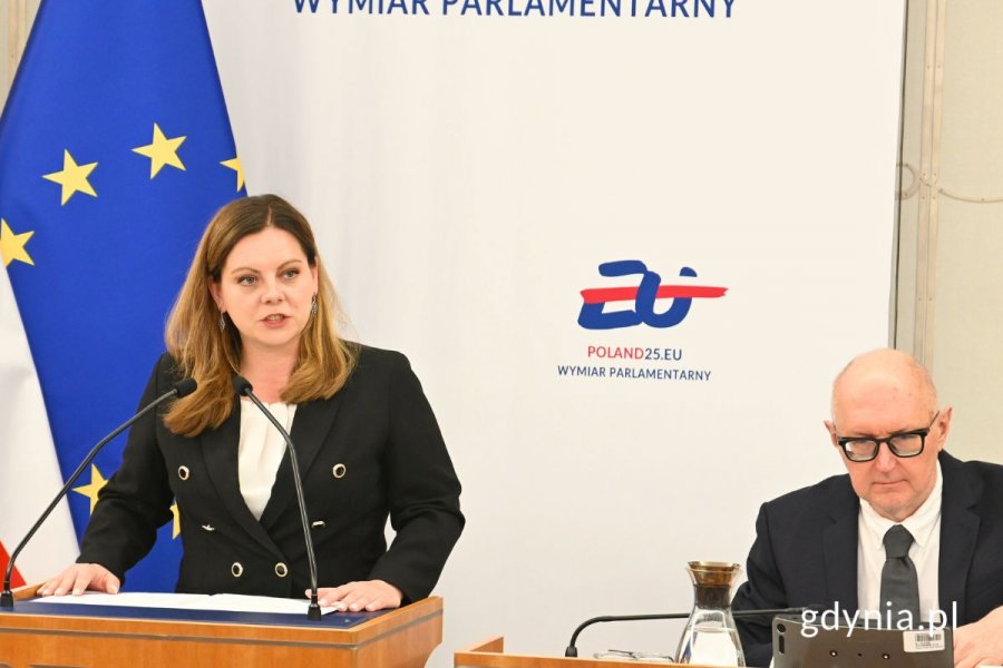 Prezydent Gdyni Aleksandra Kosiorek stojąca przy mównicy na sali obrad Senatu