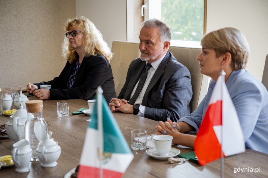 Od lewej: Joanna Leman – kierownik Samodzielnego Referatu Współpracy z Zagranicą Urzędu Miasta Gdyni, prezydent Gdyni Wojciech Szczurek, Liliana Poszumska - tłumaczka podczas spotkania z ambasadorem Meksyku w Urzędzie Miasta Gdyni 