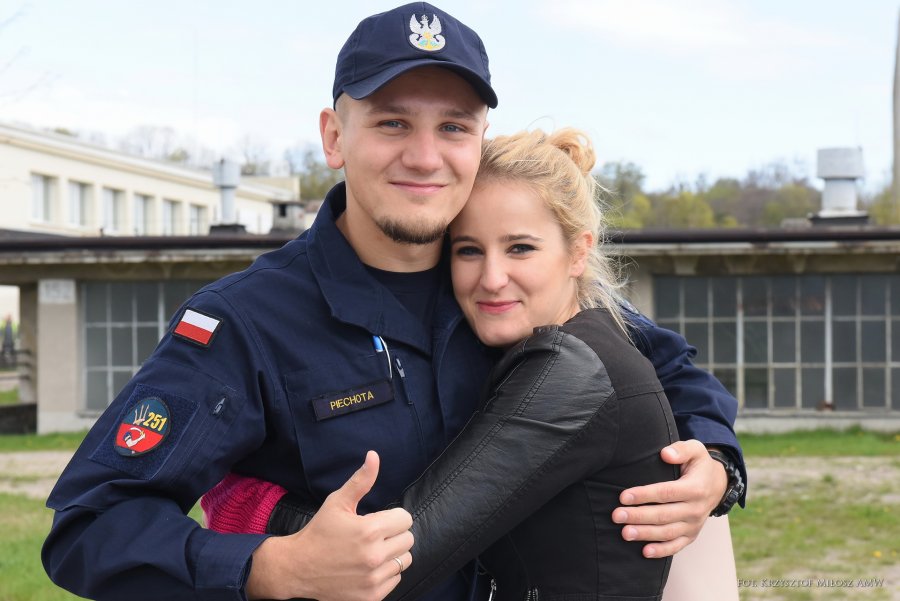 Na nabrzeżu na studentów i załogę  czekały rodziny // fot. Akademia Marynarki Wojennej