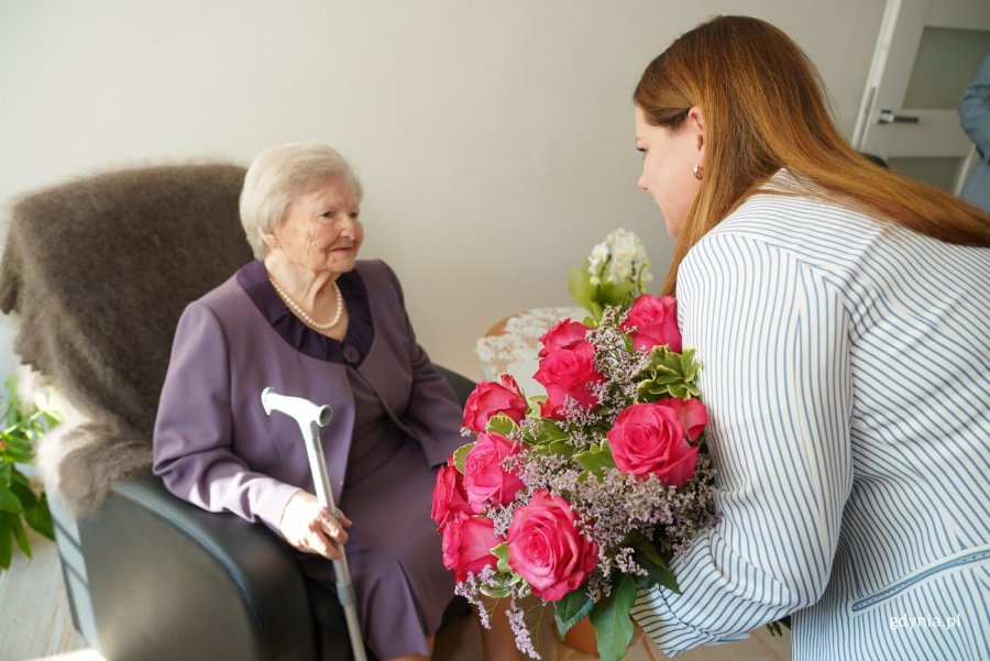 Prezydent Gdyni Aleksandra Kosiorek złożyła życzenia oraz wręczyła jubilatce kwiaty i drobny upominek (fot. Magdalena Starnawska)