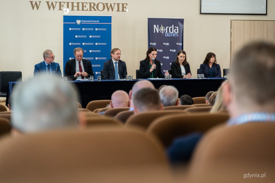 Wyjazdowe posiedzenie Pomorskiego Zespołu Parlamentarnego i wojew&oacute;dzkiego zespołu z samorządowcami i przedsiębiorcami w Wejherowie (fot. Kamil Złoch)