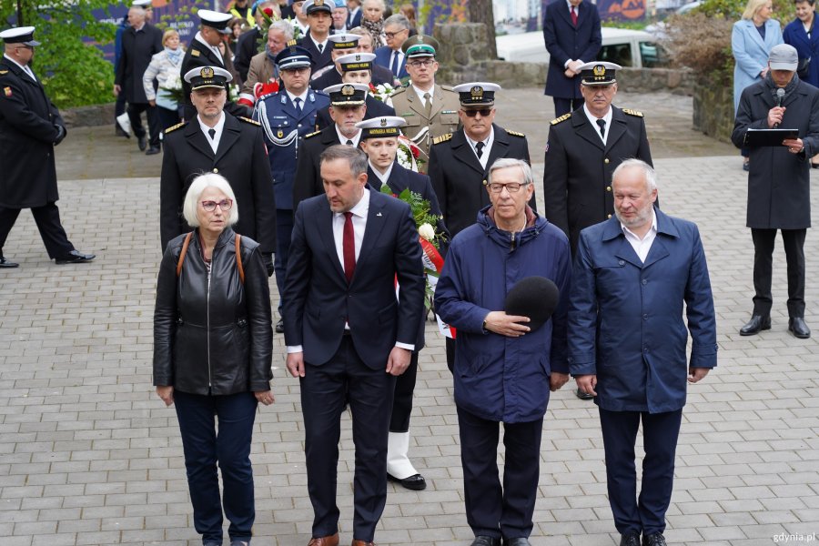 Kwiaty składają: radna Gdyni Joanna Zielińska, wiceprezydent Gdyni Tomasz Augustyniak, Gdynianin Zenon Roda i Krzysztof Jankowski, dyrektor ZSP nr 3