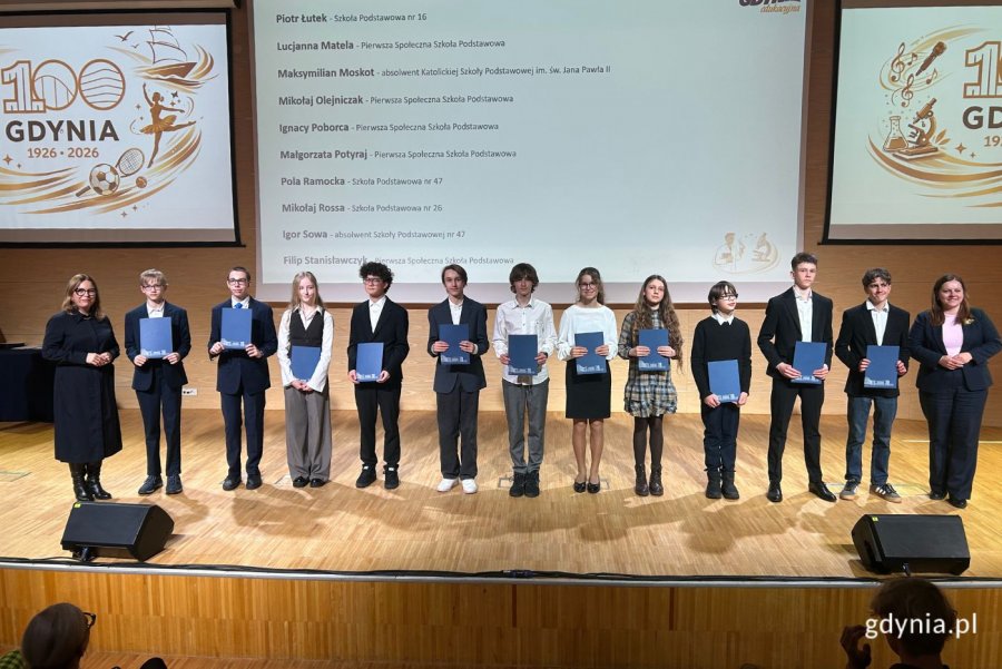 Aleksandra Kosiorek, prezydent Gdyni, Oktawia Gorzeńska, wiceprezydentka Gdyni wraz z laureatami (fot. Magdalena Starnawska)