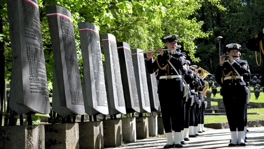 Orkiestra reprezentacyjna na Cmentarzu Wojennym w Redłowie podczas uroczystości z okazji 79. rocznicy zakończenia II wojny światowej 