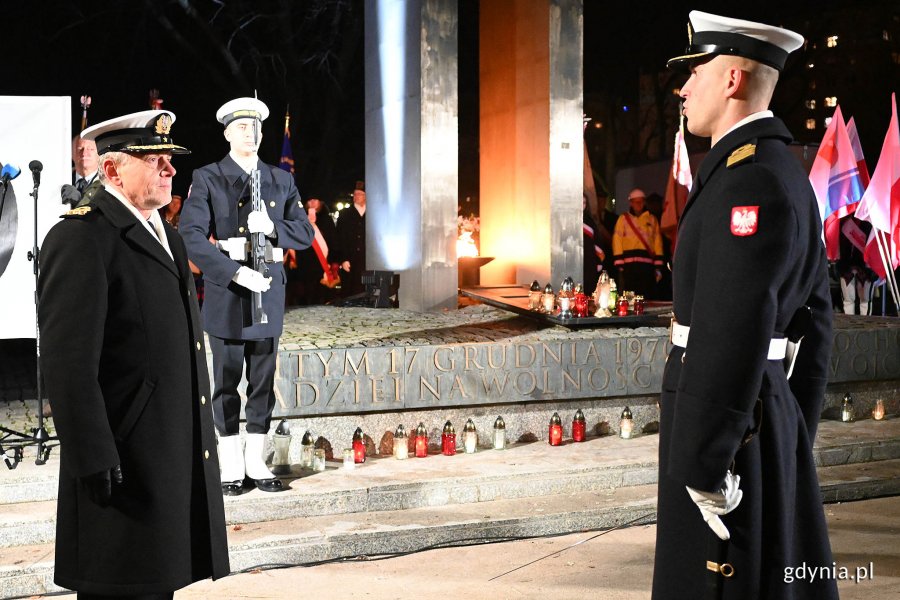 Uroczystości przed pomnikiem Ofiar Grudnia '70 na placu Wolnej Polski.  Fot. Michał Puszczewicz