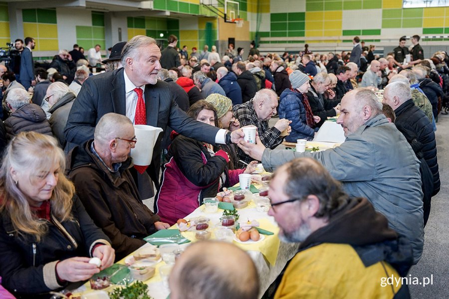 Prezydent Wojciech Szczurek podaje żurek uczestnikom tradycyjnego wielkanocnego śniadania // fot. Mirosław Pieślak