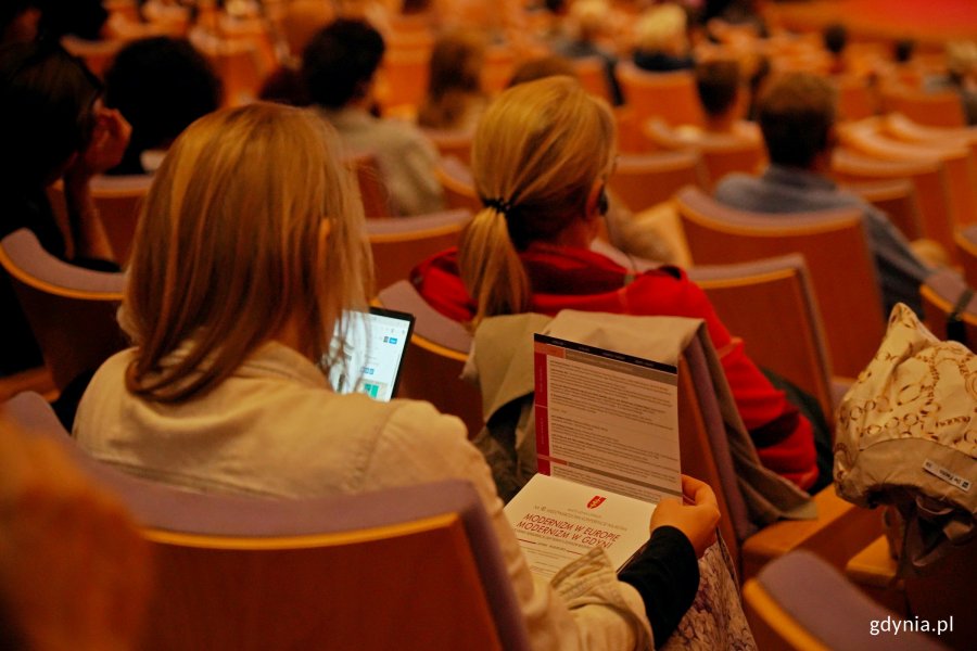 Uczestnicy konferencji „Modernizm w Europie – modernizm w Gdyni” zebrani w PPNT Gdynia 