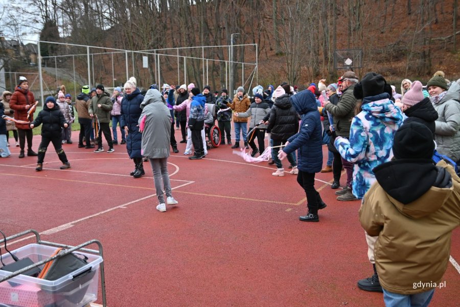 Podczas uroczystego przekazania busa, zorganizowano taneczny festyn dla uczennic i uczniów (fot. Magdalena Starnawska)