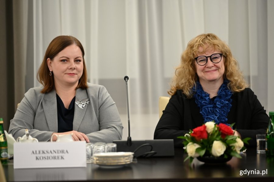 Konferencja &bdquo;Polityka państwa polskiego wobec materialnego i niematerialnego dziedzictwa wpisanego na Listę Światowego Dziedzictwa UNESCO&rdquo; w Senacie RP. Na zdjęciu widoczne: Aleksandra Kosiorek, prezydent Gdyni oraz dr Joanna Leman, kierowniczka Referatu Wsp&oacute;łpracy z Zagranicą Urzędu Miasta Gdyni. (fot. Łukasz Kamasz/gdynia.pl)