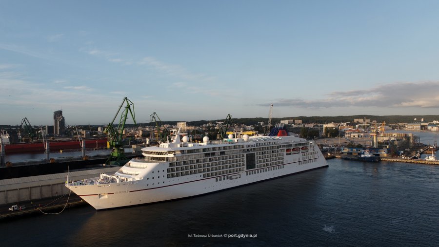 Statek MS Europa 2 zacumowany przy nabrzeżu Francuskim w Gdyni. W tle stoczniowe dźwigi i widok na miasto // fot. Tadeusz Urbaniak/ Port Gdynia