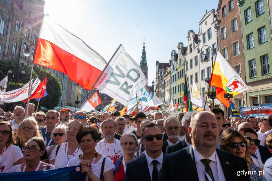 Kulminacyjnym punktem obchodów był wiec na Długim Targu, który rozpoczął się o godz. 17.30 od odśpiewania hymnu Europy, fot. Piotr Hukało.
