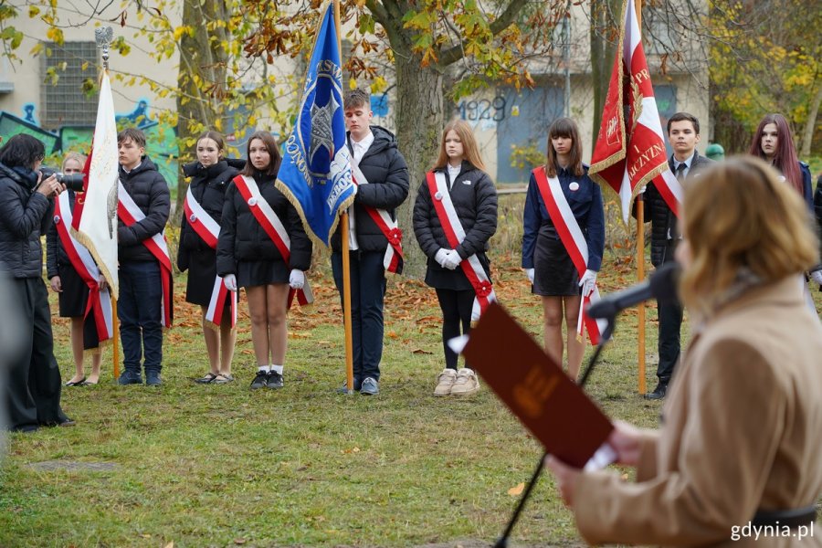 Poczty sztandarowe z gdyńskich szkół