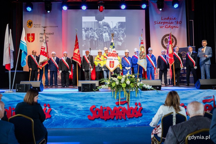 Poczty sztandarowe w sali koncertowej Portu Gdynia (fot. Karol Stańczak)