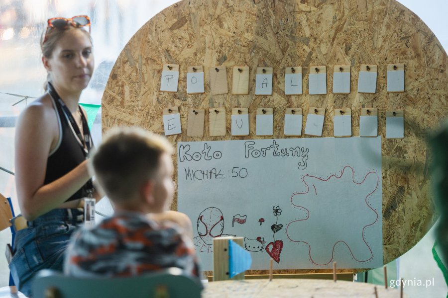 Zabawa w koło fortuny w strefie Kids Zone na Open'erze // fot. Karol Stańczak