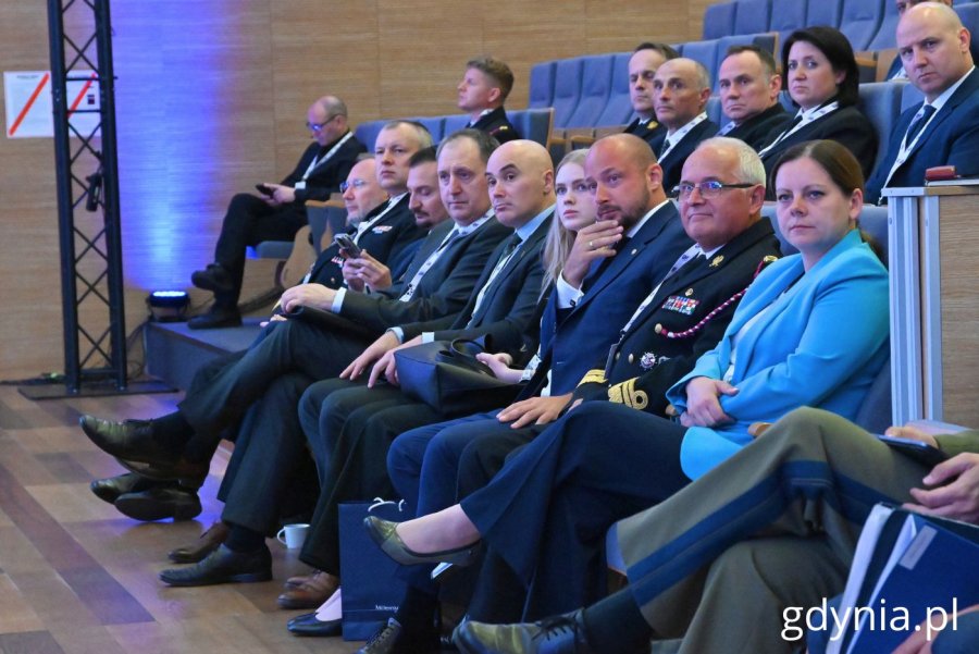 Na zdjęciu m.in.: prezydent Gdyni Aleksandra Kosiorek, były Szef Biura Bezpieczeństwa Narodowego Jacek Siewiera, dowódca COM-DKM kontradmirał Krzysztof Jaworski (fot. Magdalena Starnawska)