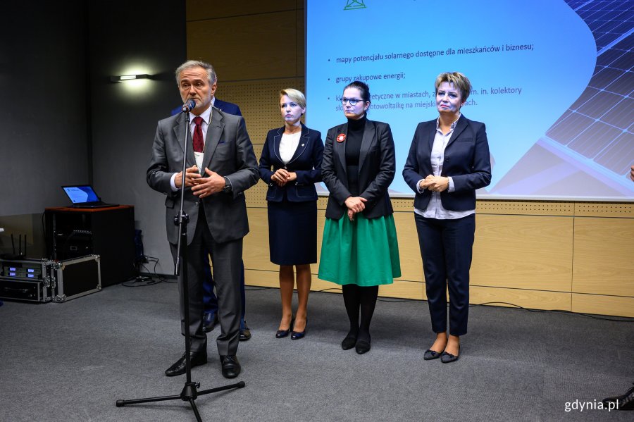 Prezydent Gdyni Wojciech Szczurek zabrał głos podczas Katarzyna Kierzek-Koperska – zastępca prezydenta Poznania, Aleksandra Dulkiewicz - prezydent Gdańska oraz Wojciech Szczurek - prezydent Gdyni podczas konferencji na temat stworzenia paktu Klimatycznej Koalicji Miast i Gmin // fot. Dawid Linkowski