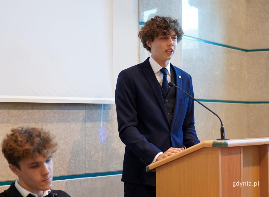 Prezentacje kandydat&oacute;w. Na zdjęciu Filip Gradecki