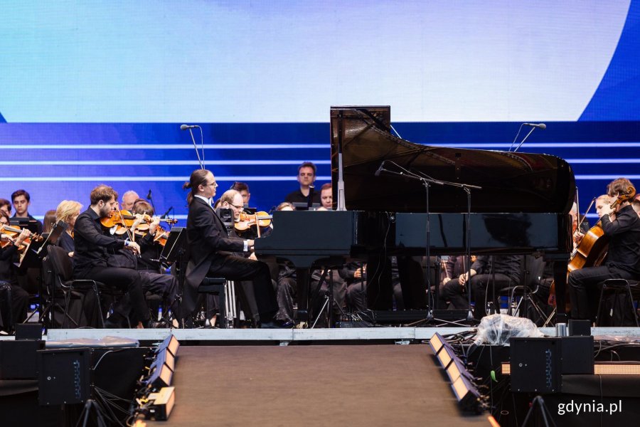 Yehuda Prokopowicz wraz z orkiestrą Sinfonia Varsovia pod kierownictwem Marty Kluczyńskiej Podczas koncertu na Orange Main Stage