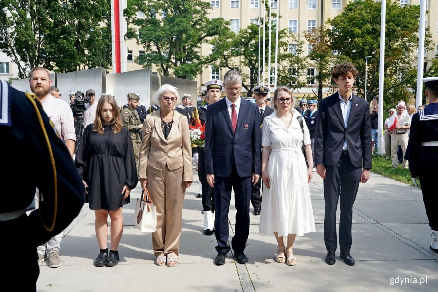 Delegacja gdyńskich samorządowc&oacute;w: wiceprezydent Rafał Geremek i radni Agnieszka Tokarska, Joanna Zielińska i Łukasz Strzałkowski oraz przedstawiciele Młodzieżowej Rady Miasta Gdyni składający kwiaty podczas uroczystości z okazji 82. rocznicy wybuchu powstania warszawskiego 