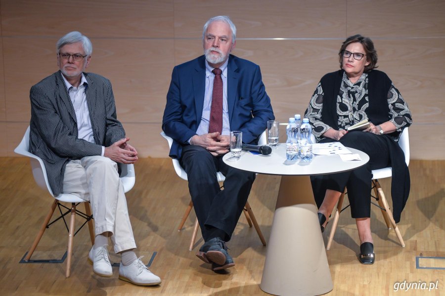 Debata o przyszłości Europy w PPNT. Na zdjęciu Stanisław Szwabski, Jan Olbrycht, Marzena Guz-Vetter.