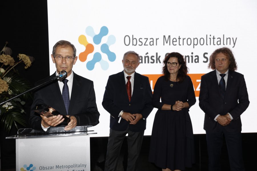 Senator Zygmunt Frankiewicz z nagrodą kongresu Smart Metropolia 2021. Wyróżnienie wręczyli prezydent Gdyni - Wojciech Szczurek, prezydent Gdańska - Aleksandra Dulkiewicz oraz prezydent Sopotu - Jacek Karnowski // fot. Grzegorz Mehring