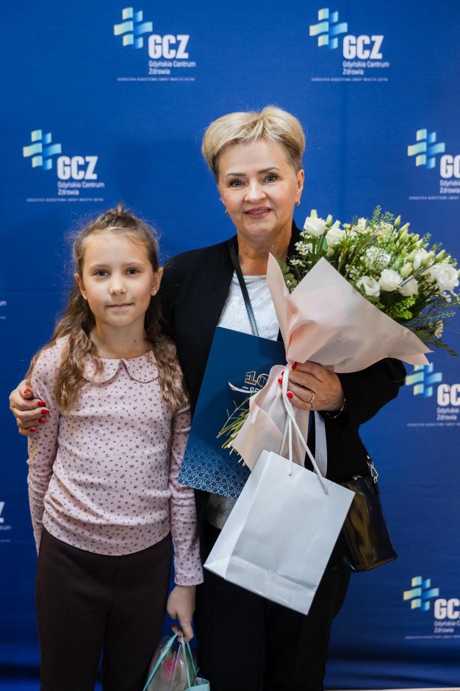 Ludzie w elegnackich strojach