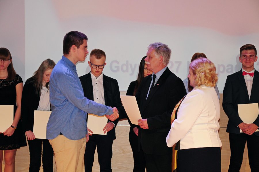 Mariusz Łuczyk wicewojewoda pomorski wręcza stypendia Prezesa Rady Ministrów, fot. Michał Kowalski