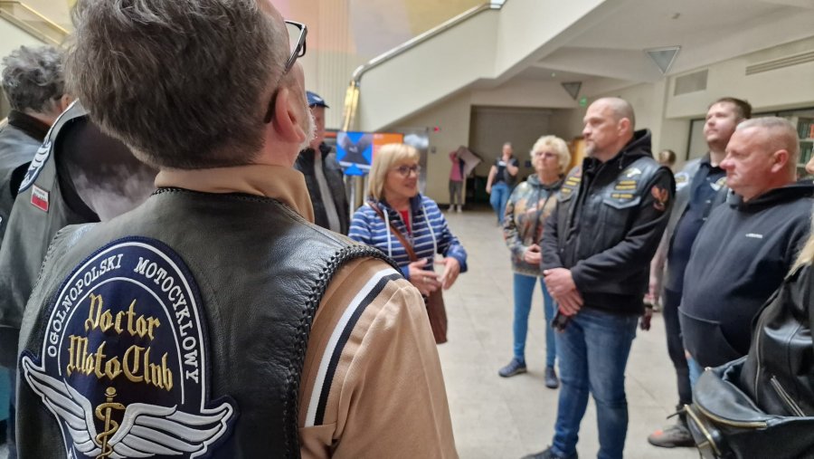 Motocykliści podczas zwiedzania Muzeum Emigracji (fot. DoctorMotoClub)
