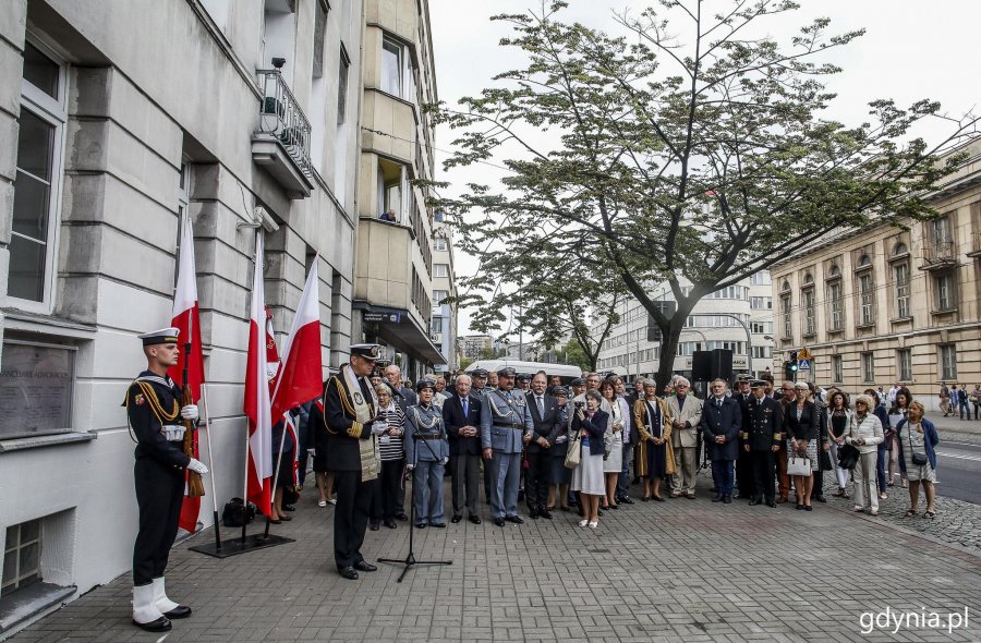 Odsłonięcie tablicy poświęconej oficerom polskiej Marynarki Wojennej 