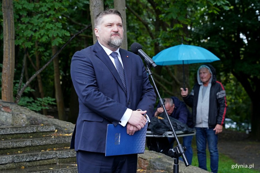 Tadeusz Szemiot &ndash; przewodniczący Rady Miasta Gdyni przemawiający podczas uroczystości z okazji 87. rocznicy wybuchu II wojny światowej 