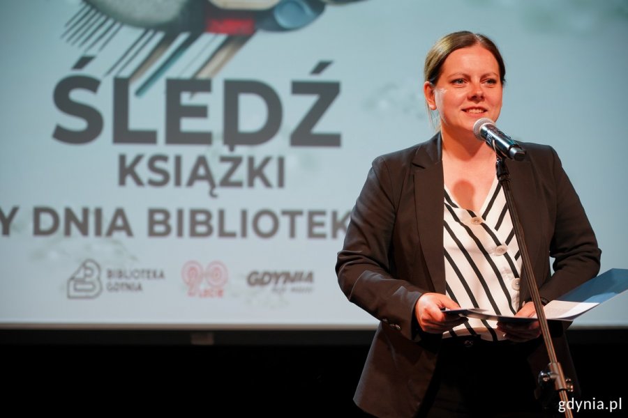 Prezydent Gdyni Aleksandra Kosiorek przy mikrofonie