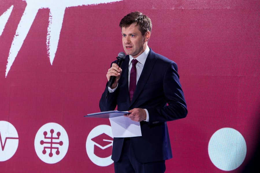 Adam Zych – prezes Fundacji Projekt PL podczas konferencji // fot. materiały Fundacji Projekt PL
