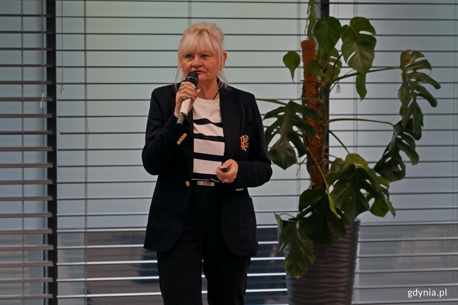 Iwona Tanewska &ndash; naczelnik Wydziału Edukacji Urzędu Miasta Gdyni i liderka Zespołu ds. edukacji, szkolnictwa branżowego i biznesu Gdyńskiej Rady Dialogu Gospodarczego przemawiająca podczas posiedzenia w 3T Office Parku