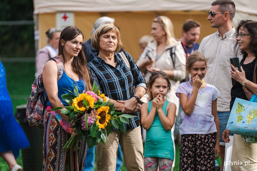 Kobiety i dzieci w parku Kolibki 