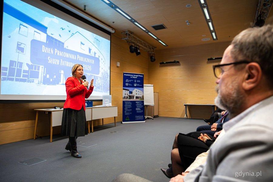 Przem&oacute;wienie wiceprezydentki Gdyni Oktawii Gorzeńskiej. Spotkanie pracownik&oacute;w Powiatowego Urzędu Pracy w Gdyni z okazji Dnia Pracownika Publicznych Służb Zatrudnienia (fot. Kamil Złoch)