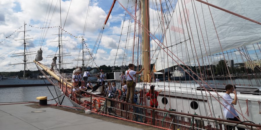 W rejsach szkoleniowych biorą w nich udział uczniowie, którzy wracają potem a na takie wydarzenia jak The Tall Ships Racess