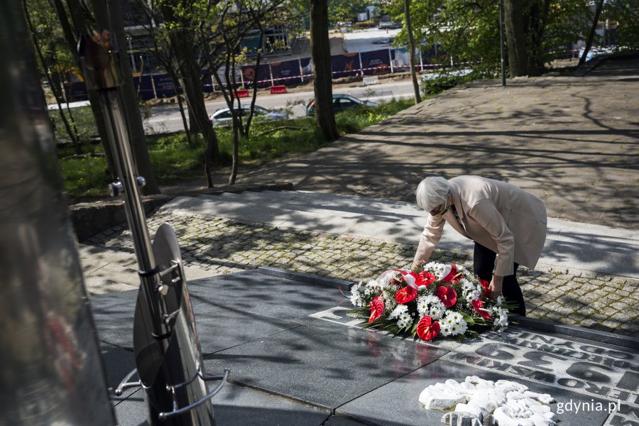 W samo południe przewodnicząca Rady Miasta Joanna Zielińska złożyła wieniec na cmentarzu im. Obrońców Wybrzeża/fot. Przemysław Kozłowski
