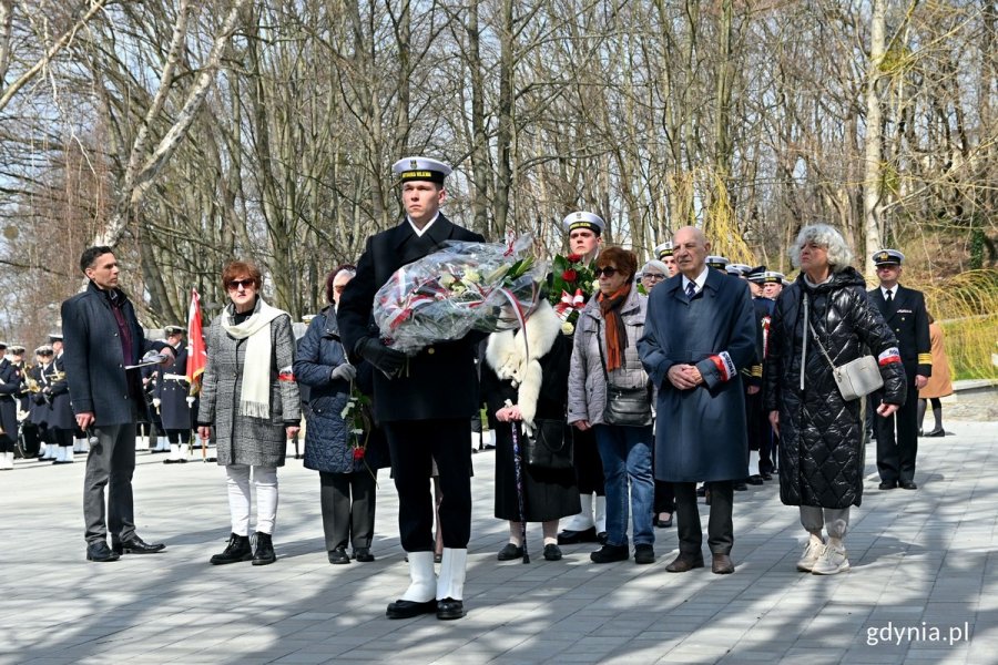 Przedstawiciele rodzin katyńskich składający kwiaty przed pomnikiem Ofiar Katynia na Cmentarzu Wojennym w Redłowie // fot. Magdalena Czernek