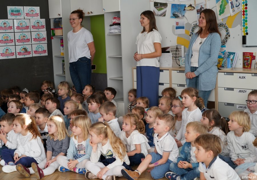 Dzieci z nauczycielkami w Przedszkolu nr 58 w Gdyni 