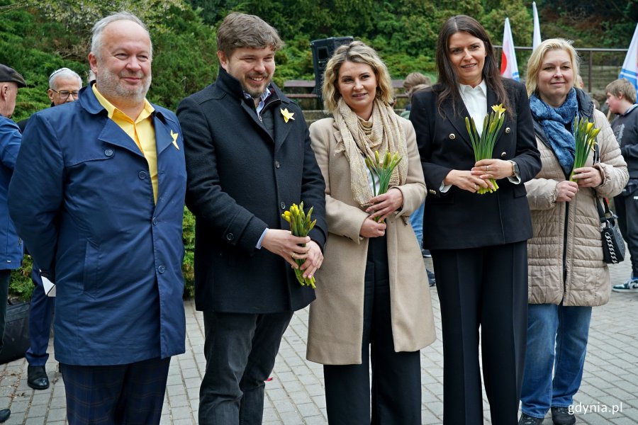 Od prawej: radna Beata Zastawna, Mariola Śrubarczyk-Cichowska – wiceprzewodnicząca Rady Miasta Gdyni, radni Monika Strzałkowska i Dominik Aziewicz oraz Krzysztof Jankowski – dyrektor ZSP nr 3 z żonkilami w rękach 