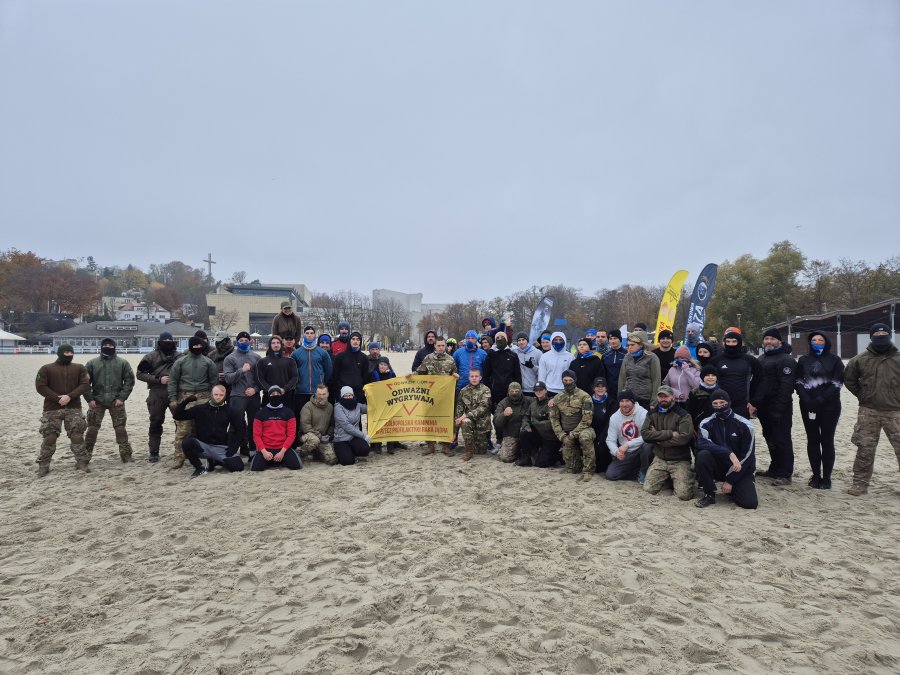 Uczestnicy treningu z Formozą w ramach kampanii „Odważni wygrywają” na plaży Śródmieście